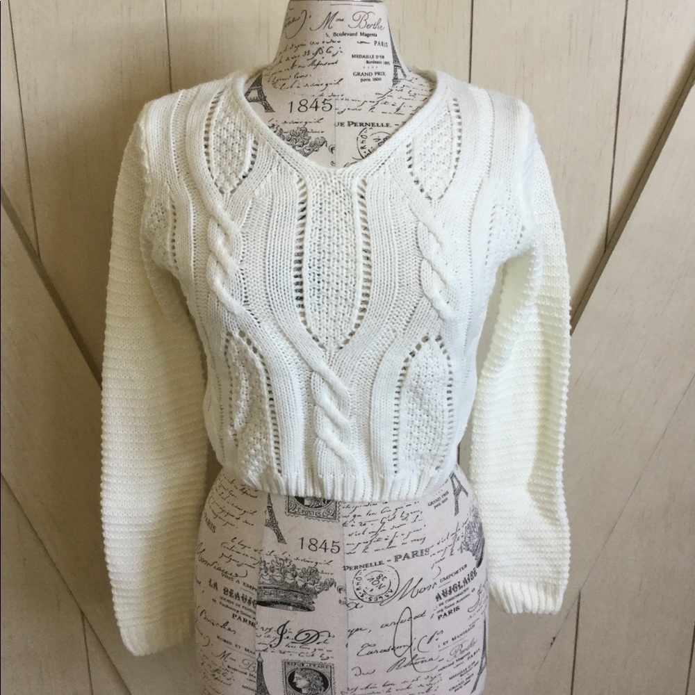 ☁️⭐️Pretty Guide Cropped Lace Back Sweater⭐️☁️